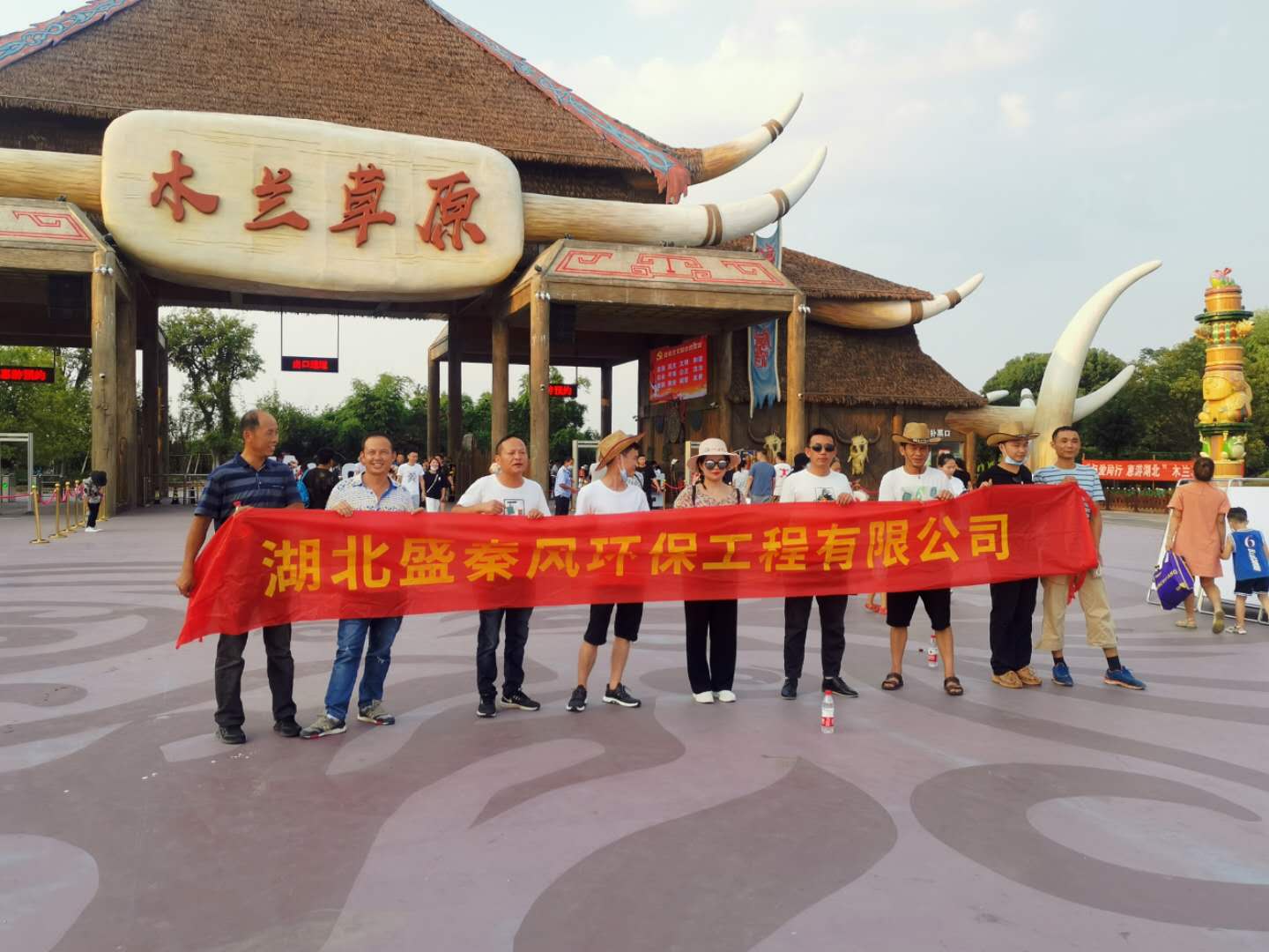 湖北盛秦風(fēng)團(tuán)隊(duì)?wèi)敉馔卣梗苓呉蝗沼危哌M(jìn)木蘭山！