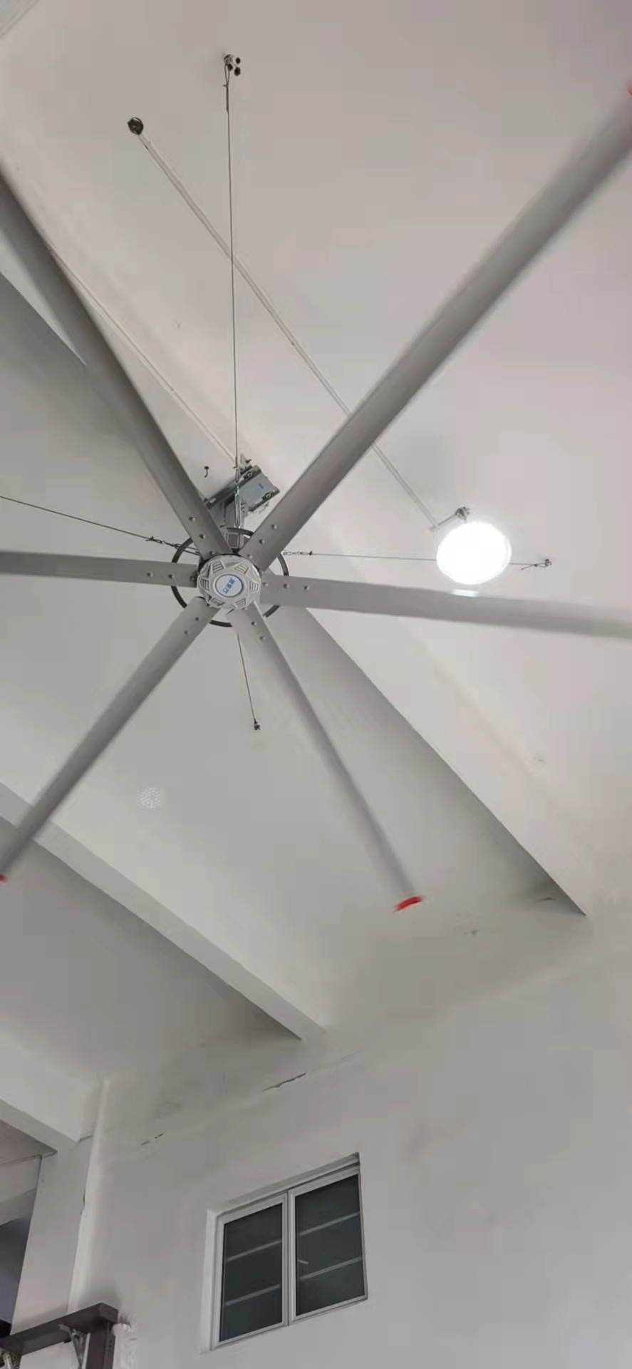 為什么大型廠房通風降溫更適合安裝超大工業吊扇？